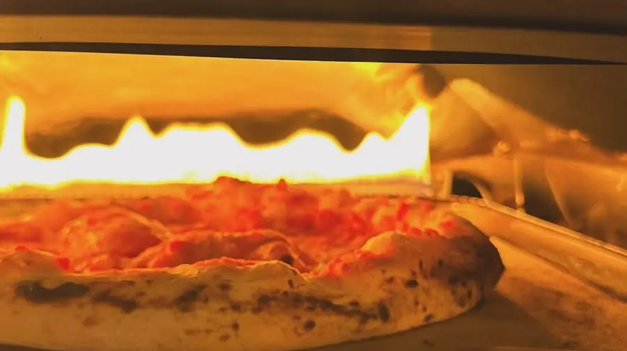 Pizza napolitana congelada da Casapri terminando de assar no forno