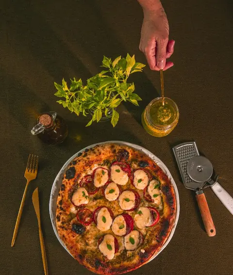 Pizza Caprese servida em mesa posta para evento em Natal